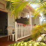 habitation-abricot-location-saisonniere-studio-terrasse-jardin-vegetation