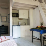 habitation-abricot-location-saisonniere-studio-vue-interieure-salon-cuisine